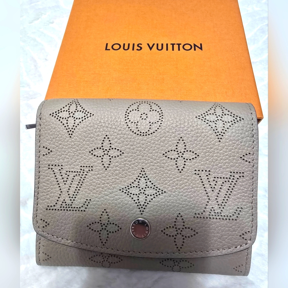 LOUIS VUITTON Iris Compact Wallet Mahina Galet
